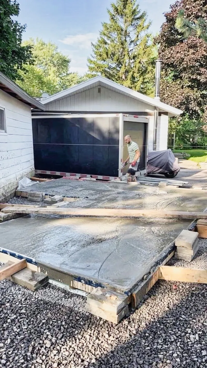Coulée d'une dalle de béton sur coffrage pour un agrandissement résidentiel