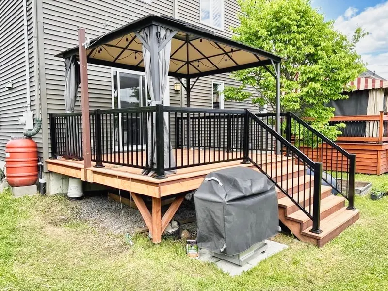 Terrasse en bois avec garde-corps d'aluminium noir et gazébo